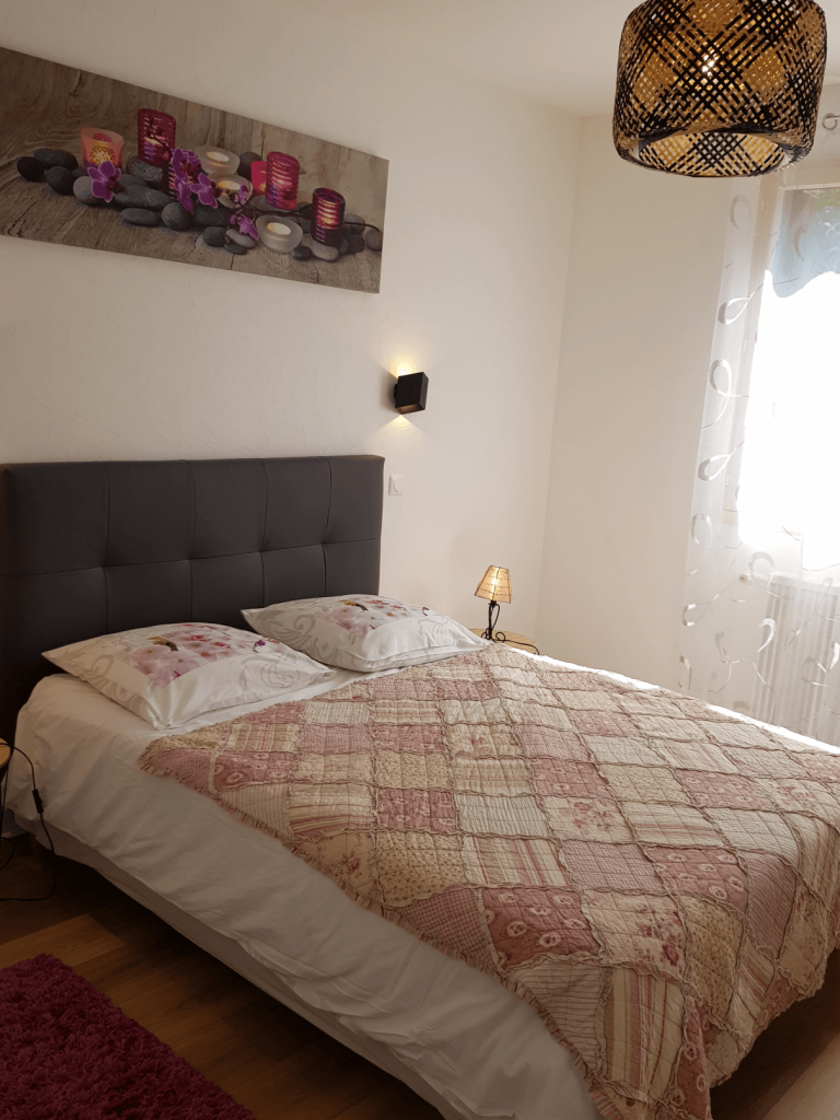Chambre 1 : 11m²- Un lit de 140 cm avec une chauffeuse d'appoint